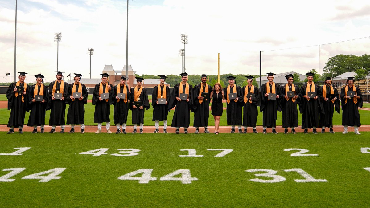 PurdueBaseball's tweet photo. Earned the right to don the caps &amp; gowns. Proud to now be able to call the #ClassOf2025 @PurdueAlumni. #BoilerUp 

🎓 Graduation Gallery: https://t.co/kIUERkHlhl https://t.co/53zmOhD2bv