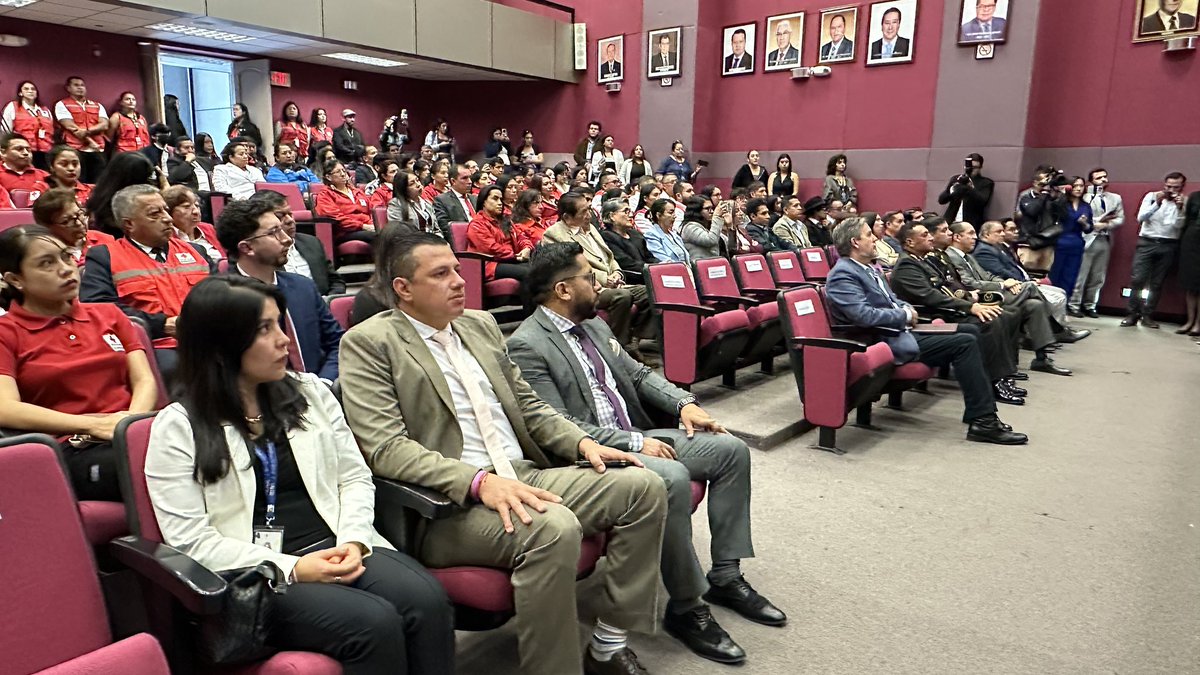 [LOJA] 🤝 En el marco de la conmemoración del Día Internacional de la Cruz Roja y de la Media Luna Roja, la <a href="/CruzRoja_Loja/">Cruz Roja Provincial de Loja</a> entregó un reconocimiento a <a href="/EducacionZ7_Ec/">Educación Zona 7</a> por su trabajo conjunto y articulado en beneficio de la comunidad.

#ElNuevoEcuador