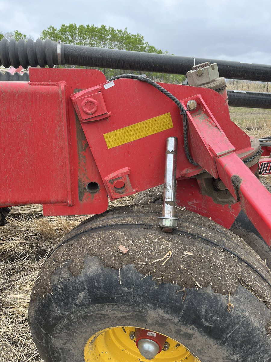Seeding was ticking along well until a failed weld allowed this pin to walk out. Thursday morning and can’t get a new one until Tuesday due to the long weekend. Weld a nut on the end of the old pin and wrap up seeding is the plan.