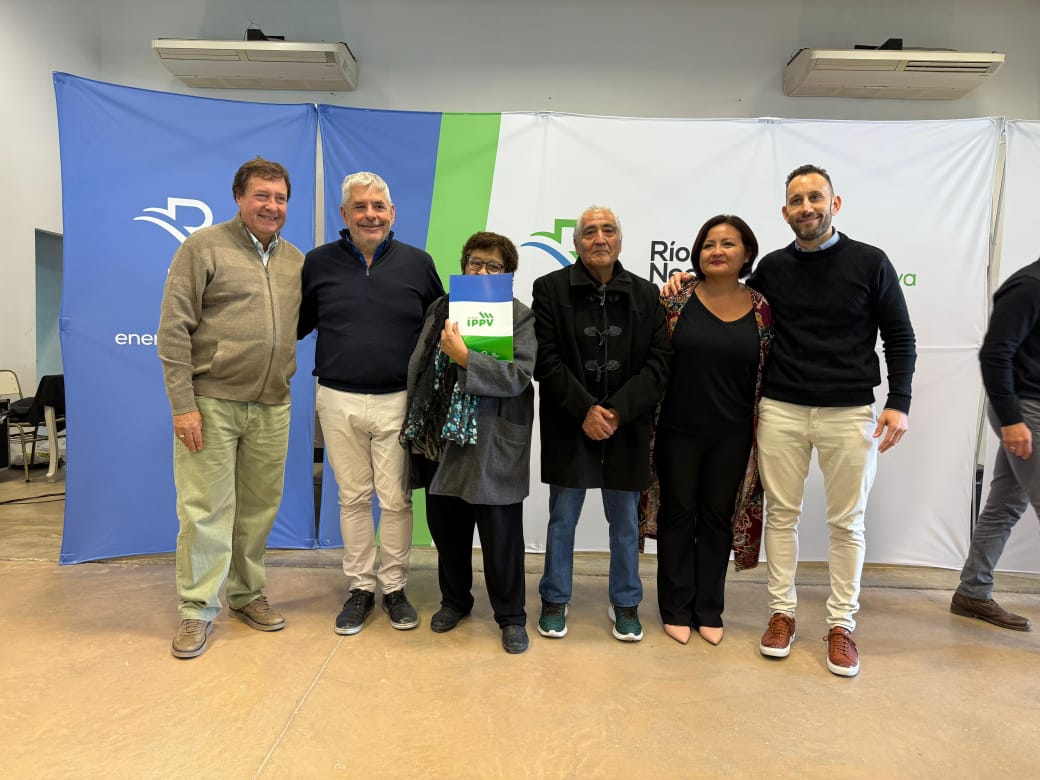 maxigarre's tweet photo. UN DÍA DE BUENAS NOTICIAS 
Entrega de escrituras, repavimentación de calles y aportes para obras en la ciudad, convenios firmados entre el gobernador @Weretilneck y el intendente @AlbrieuLuis 🤝 https://t.co/4bxiNRf7vC