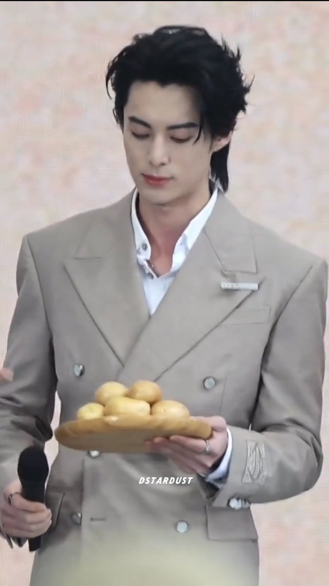 ShyGiggs's tweet photo. Most anticipated CP in a CDrama: 
Didi x 🥔

Now he’s even romancing potatoes 🥔🤣

#DylanWang #WangHedi #王鹤棣 #LiveLongandProsper #咸鱼飞升 https://t.co/64uIhliiF8