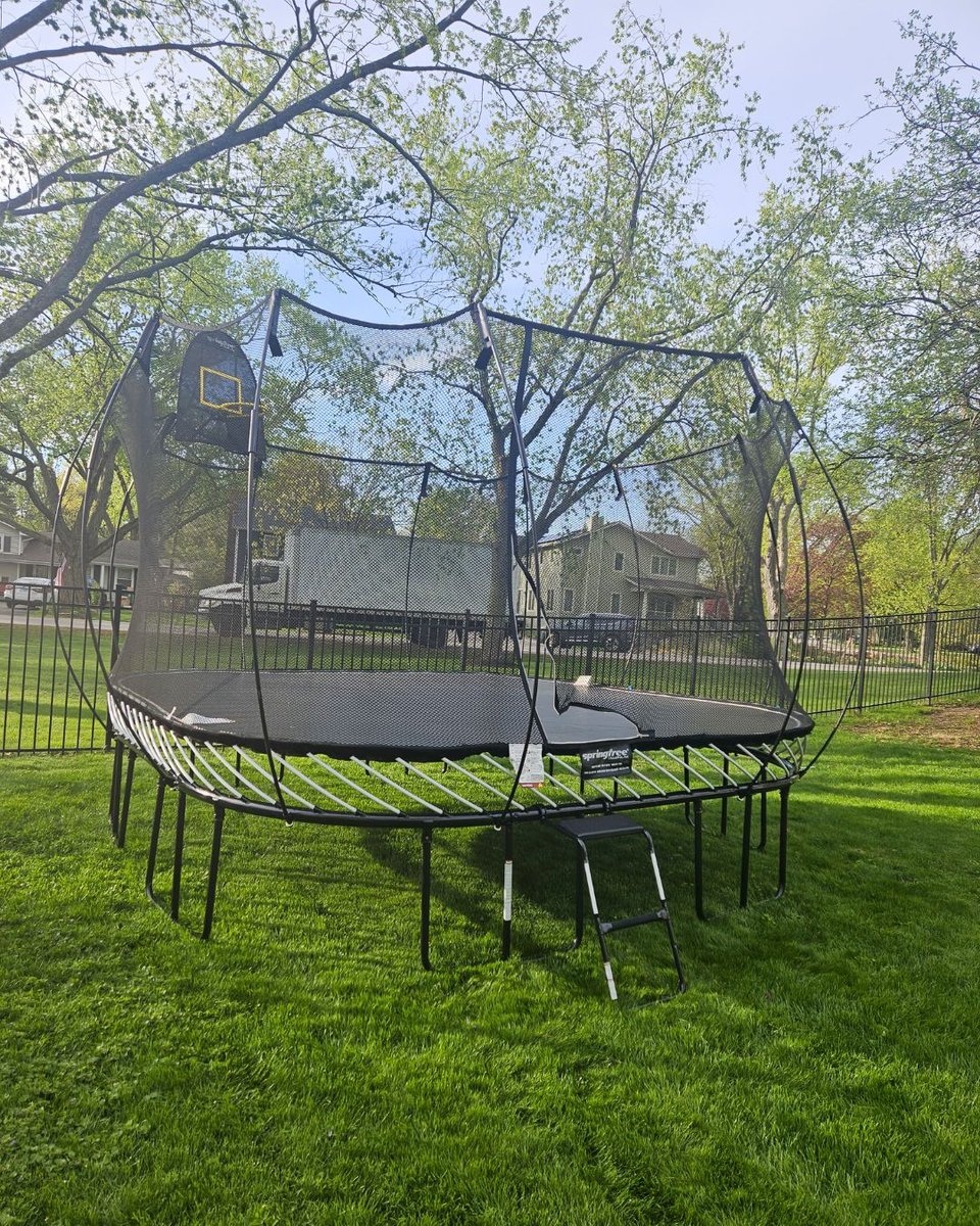 AmericanSale's tweet image. We LOVE seeing how you bring the fun home! 😍 How good does this Springfree Trampoline look in our customer’s yard? Safe, sleek, and ready for endless jumping!⁠

#Trampoline #Springfree #SpringfreeTrampoline #JumpForJoy #Backyard