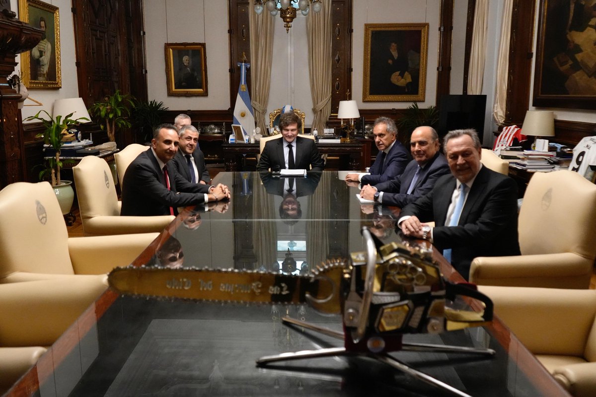 OPRArgentina's tweet image. El Presidente Javier Milei mantuvo una reunión en Casa Rosada junto al Secretario de Turismo, Ambiente y Deportes de la Nación, Daniel Scioli, con el Secretario General de ONU Turismo, Zurab Pololicashvili, el Director Regional para las Américas de ONU Turismo, Gustavo Santos, y…