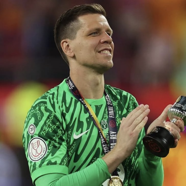 BlazquezFont's tweet image. Salió de su retiro para servir al Barça en un momento delicado en la portería, ha unido al grupo como pocos y no ha tenido miedo a la hora de aceptar un desafío mayúsculo. Wojciech Szczęsny se ha ganado el cariño de los culers y ha sido clave en esta Liga del Barça. #FCBarcelona
