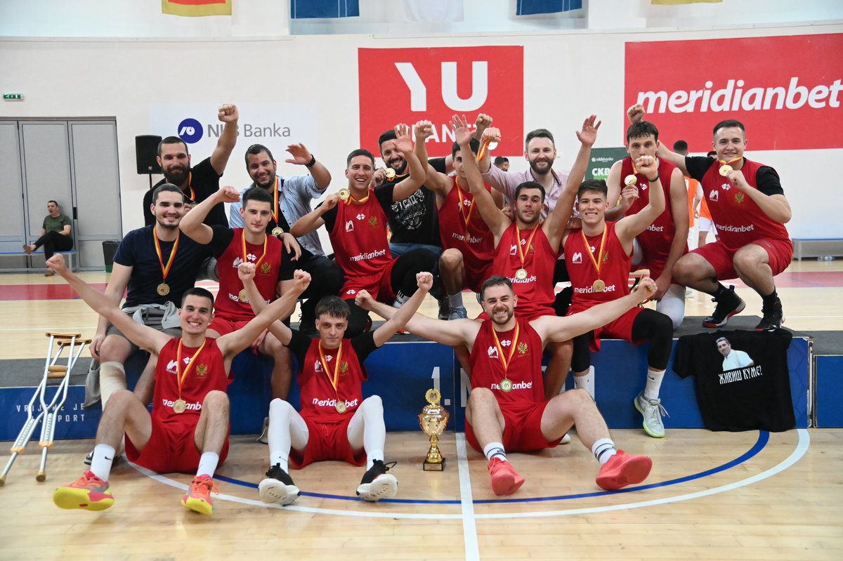 SSSCG1's tweet photo. Pmf šampion https://t.co/KFsaA4sVnn