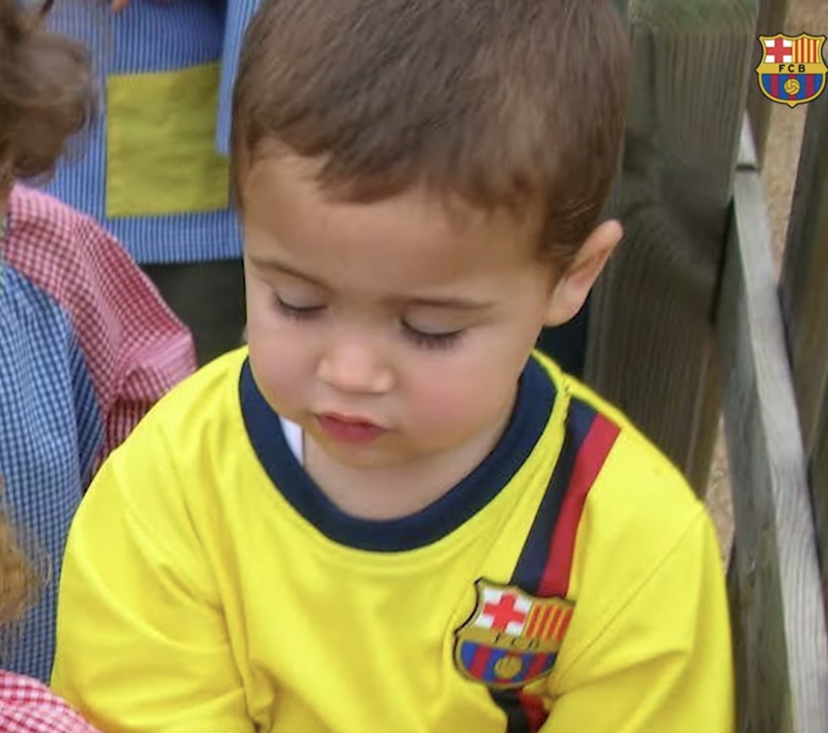 Alexaxfcb's tweet photo. Primer título de LaLiga para estos niños con el club de sus amores https://t.co/YH8Mjt0ppO