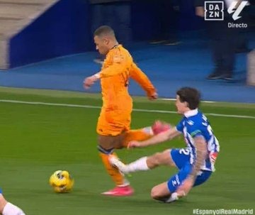 Solodip_Dunadan's tweet photo. @RCDEspanyol Unas veces te dan -contra el equipo que no pagó a Negreira- y otras te quitan -contra el que sí lo hizo-; ¡empate!
Digno colofón para este esperpento del que todos sois cómplices. https://t.co/uduF3oxdos