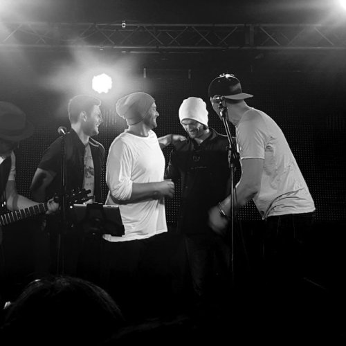 Oh, guys, this is so sweet. They're congratulating Jared after he joined in to sing Come Together at an old JIB (they know how nervous he gets at the thought of singing in front of people). And no one looks prouder than Jensen🥰