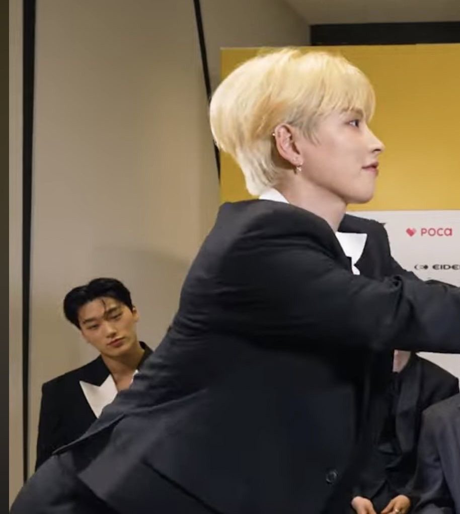 rockstar_kyeom's tweet photo. he want that cookie so effing bad https://t.co/2bf7mOJy8D