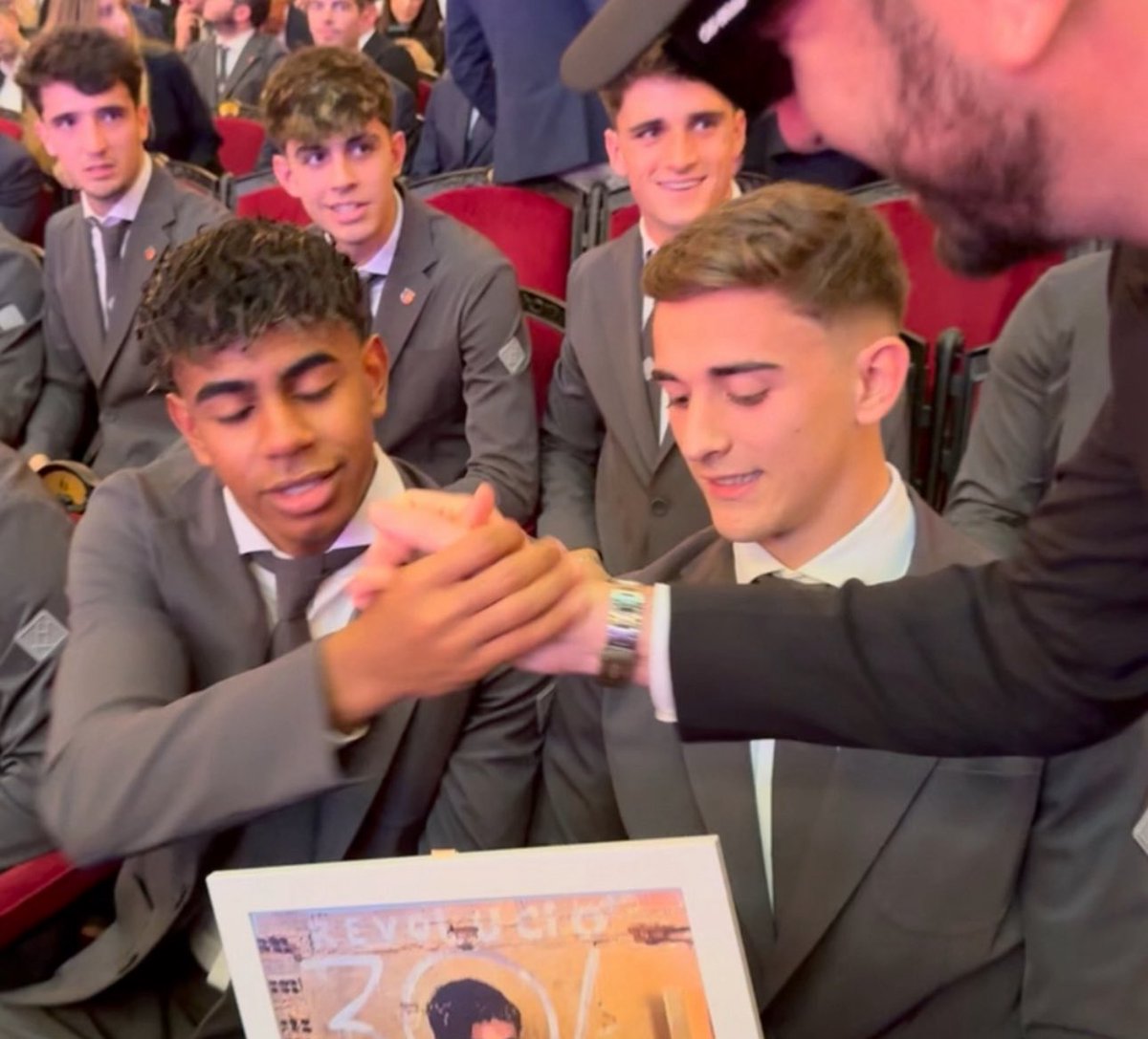 I touched greatness, and I have proof 🤝🏼
Grateful to have met #LamineYamal and even happier that #FCBarcelona brought home La Liga💙❤️