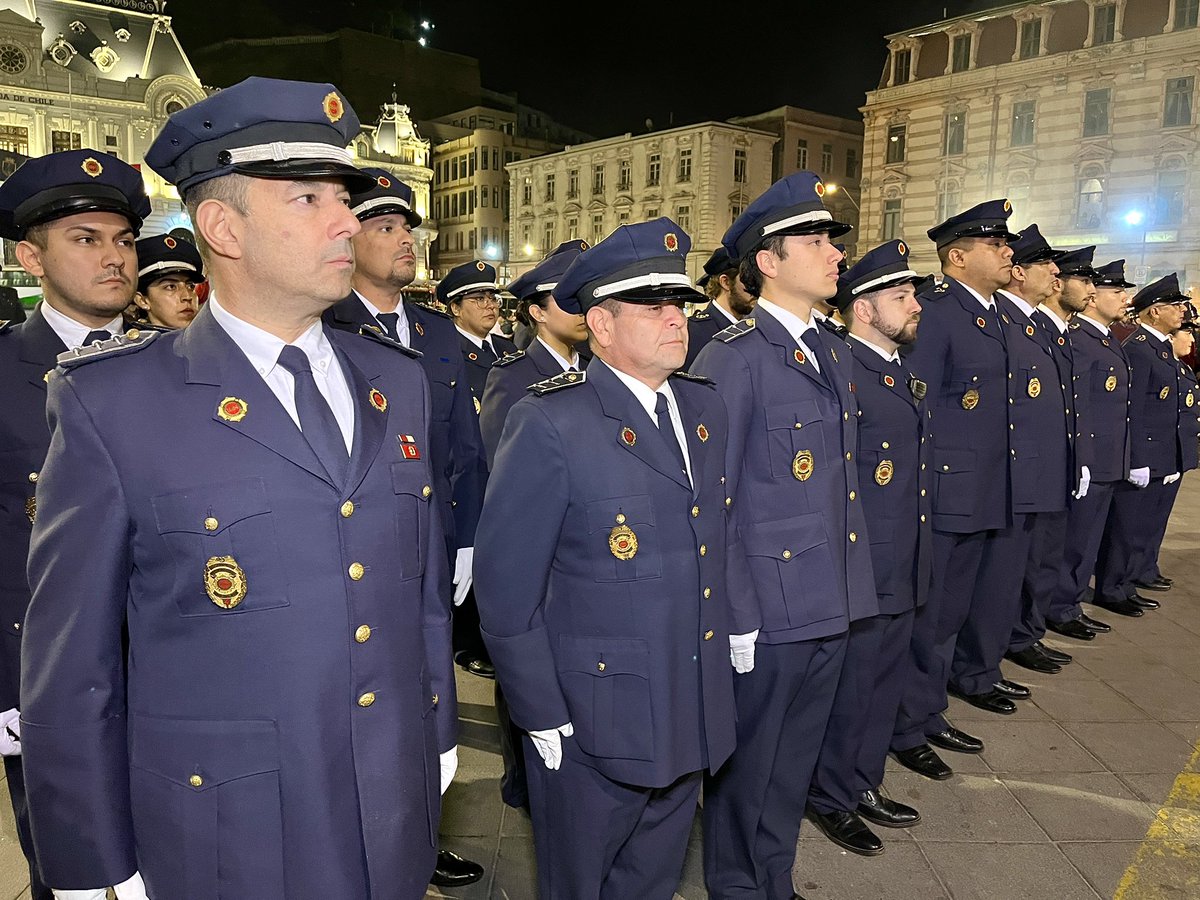 bomberosvina's tweet photo. ⚓️DESFILE•GLORIAS•NAVALES⚓️Este miércoles, una delegación de las 10 Compañías del CBVM, encabezada por nuestras máximas autoridades, participaron en el Acto de Homenaje del Cuerpo de Bomberos de Valparaíso a los “Héroes del Combate Naval de Iquique” @CBV1851 https://t.co/ykjafhZbvo