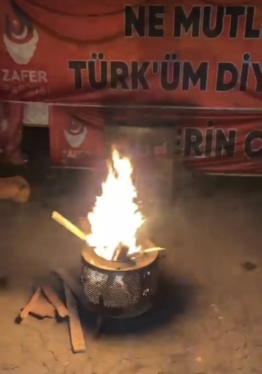 İlçe Başkanımız <a href="/GokceyurtB/">Bilal Gökçeyurt</a> ve kıymetli teşkilatımızla birlikte <a href="/zaferotag/">zaferotağı</a>’ında    nöbetteyiz.Genel Başkanımız özgürlüğüne kavuşana dek bu mücadeleden asla vazgeçmeyeceğiz. Adalet yerini bulana kadar buradayız!
<a href="/umitozdag/">Ümit Özdağ</a> 
<a href="/zaferpartisi/">Zafer Partisi</a> 
<a href="/AliSehirlioglu/">Prof.Dr. Ali Şehirlioğlu</a> 
<a href="/HakanAksit34/">Hakan Akşit</a>