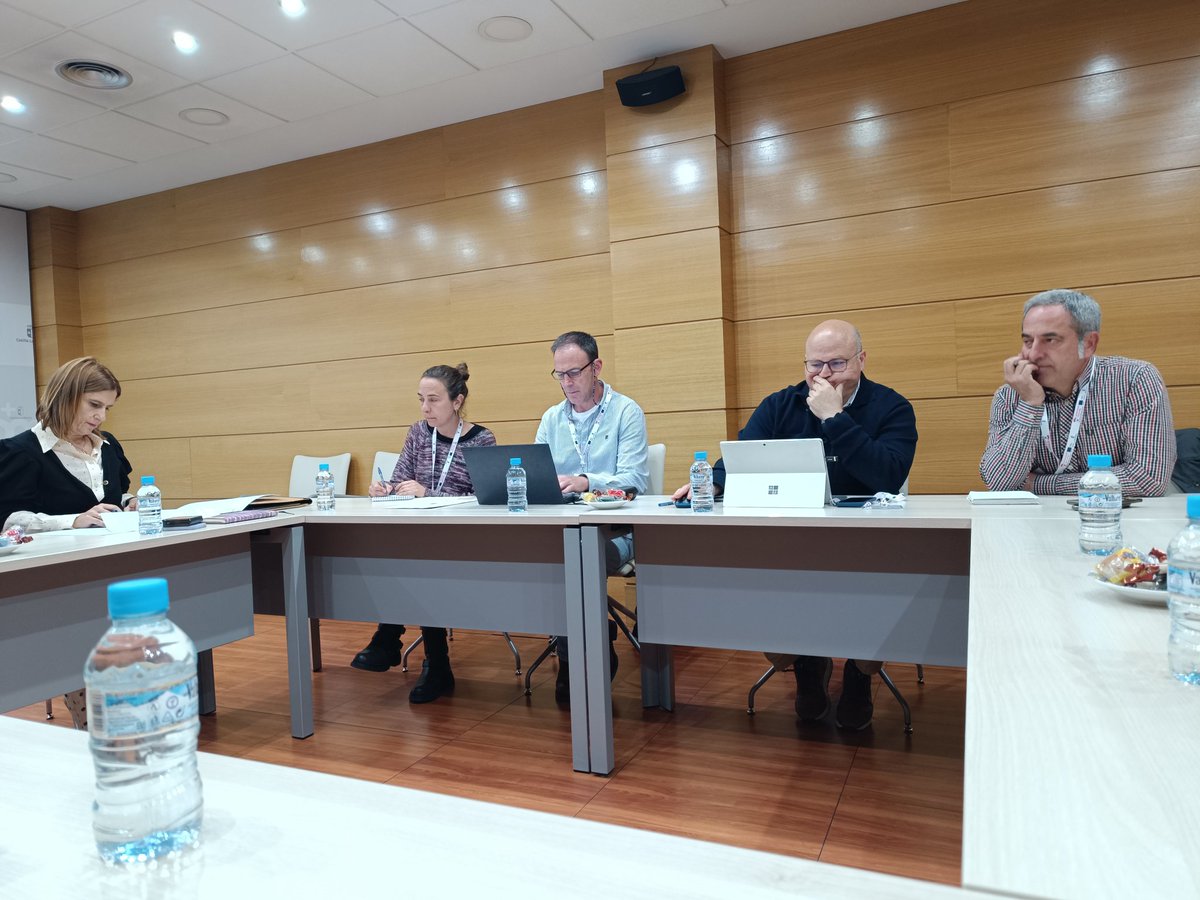 Hoy hemos tenido una reunión muy provechosa en la Consejería de <a href="/EconomiaCLM/">Economía, Empresas y Empleo CLM</a> del <a href="/gobjccm/">Gobierno de Castilla-La Mancha</a>. Con la Directora General de #Empleo Elena G. Zalve <a href="/YoconElena/">Elena G. Zalve</a> y su equipo  hemos compartido realidades y necesidades de las empresas de inserción de nuestra región.
#JuntosMejor 💪😃