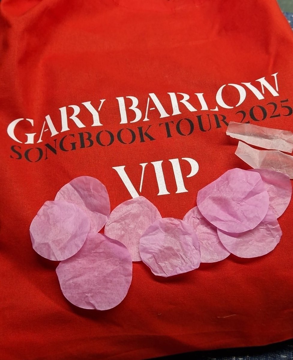 MissSiphie's tweet photo. Comedy gold @GaryBarlow β€οΈ #confettigate #giveupwhileyouareahead
#Brighton
#moreconfettiplease https://t.co/fYhb8FKDKP