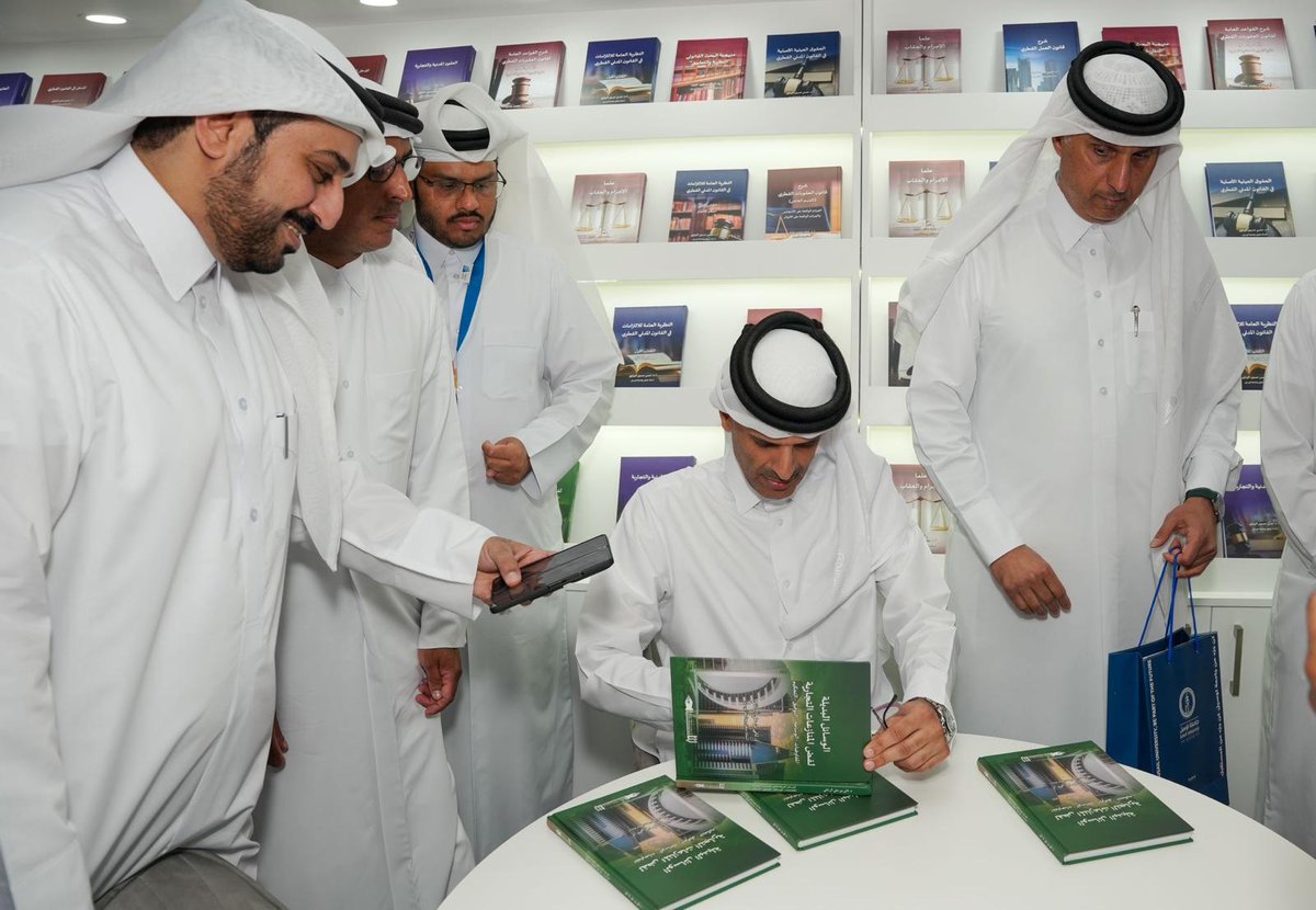 QatarNewsAgency's tweet photo. تدشين كتاب "الوسائل البديلة لفض المنازعات التجارية" بـ #معرض_الدوحة_الدولي_للكتاب
#قنا #قطر #ثقافة  
https://t.co/heYhpWm68h https://t.co/O63D5dCarY