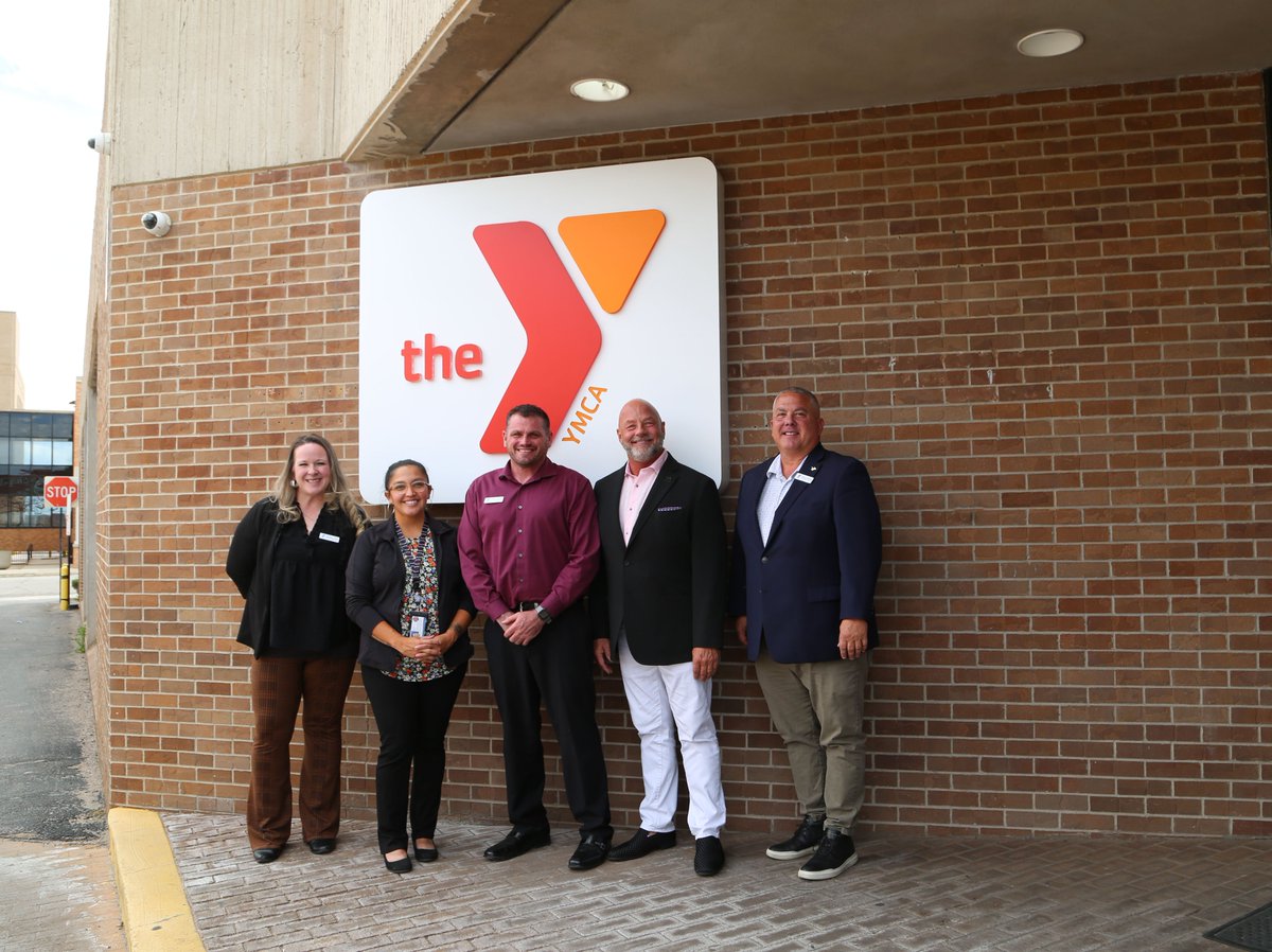 ppymca's tweet photo. The City of Manitou Springs Public Info Officer, Cassandra Hessel stopped by the Downtown Y to thank the Y for being there for the city during their time of need! The Y has provided Manitou Springs Residents access to clean water during their temporary water restrictions. #ppymca https://t.co/B1XkdOnwN2