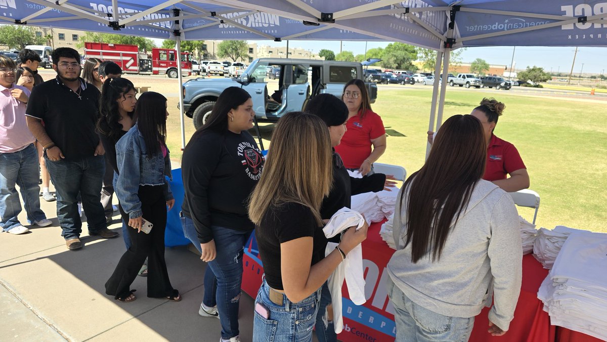 Some of our Tornillo High School students at the Job Con today at San Elizario High. Great opportunity for our students to visit with different businesses and organizations. <a href="/AOlvera_TISD/">Alejandro Olvera</a> <a href="/TornilloISD/">Tornillo I.S.D.</a>