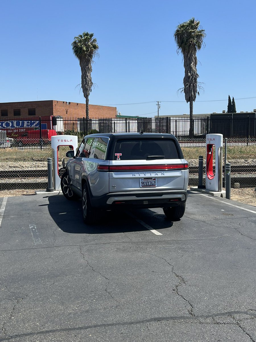 CyberBagChaser's tweet image. What’s wrong with this picture?
#rivian #tesla #california