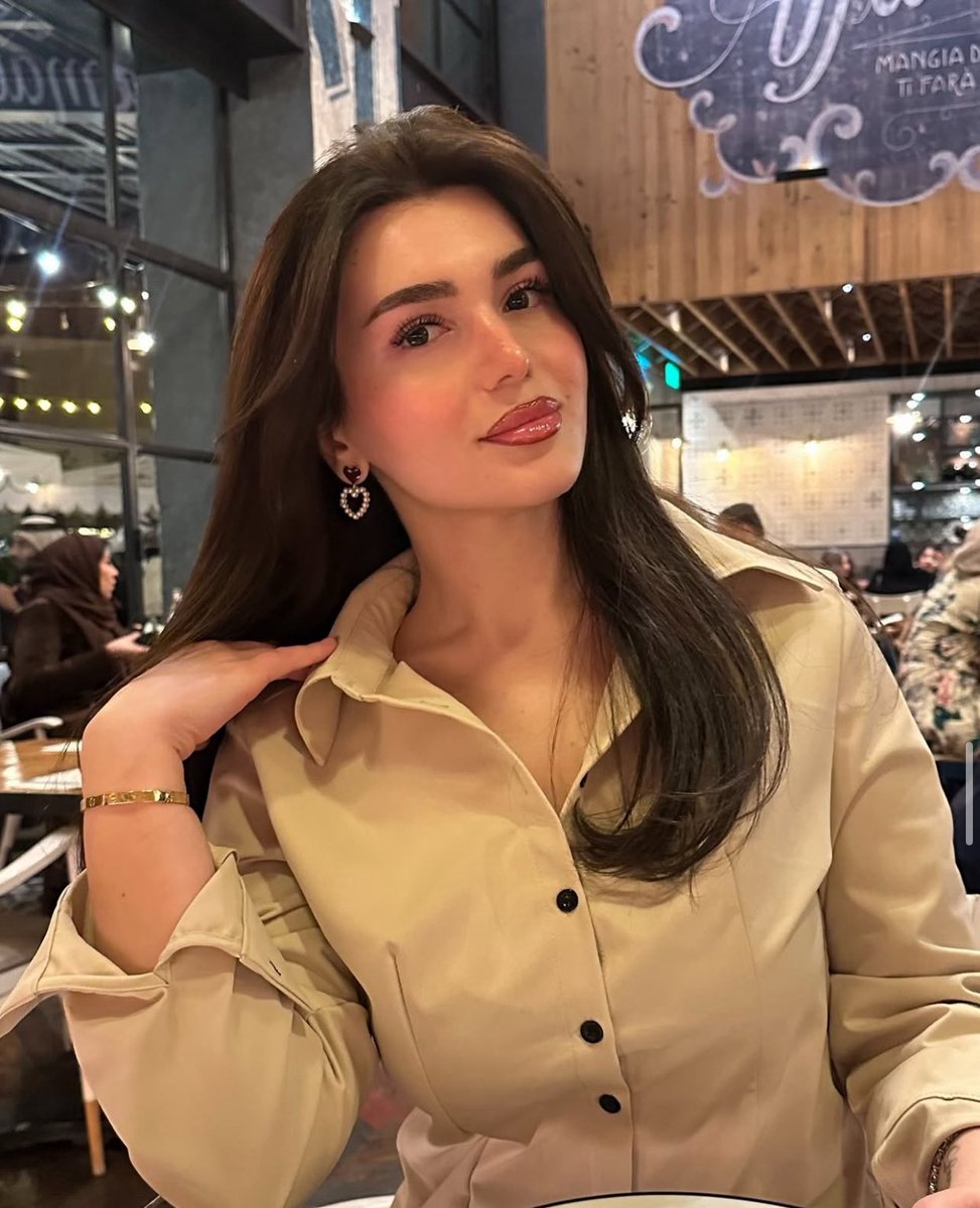 🎀

" كَنُورِ القَمَرِ، سَاكِنَةٌ فِي هُدُوئِهَا، بَارِدَةٌ كَالنَّسِيمِ 
اللَّيْلِيّ ، عَمِيقَةٌ كَالسَّمَاءِ ، وَمُمْتَلِئَةٌ بِالتَّفَاصِيلِ 
وَالحِكَايَا."🖤✨

#صباح_الخير_والسعاده 
#بوح_ليالي_الصيف 
#αzαℓ