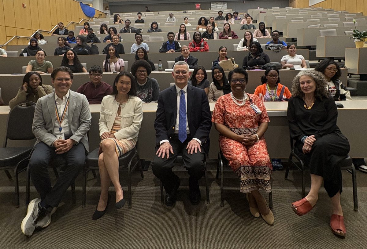 The healthcare needs of Einstein’s #Bronx community and beyond was the focus of the inaugural Community Week hosted by the office of community engagement and outreach in April. The event featured three lectures exploring how physicians could improve patient care. #healthcare