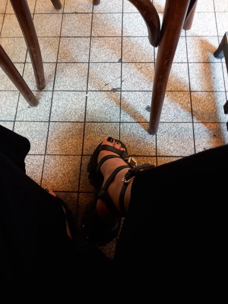 Y’a mon meilleur pote qui a cette photo de mes pieds dans son téléphone, le chanceux #kiffeur