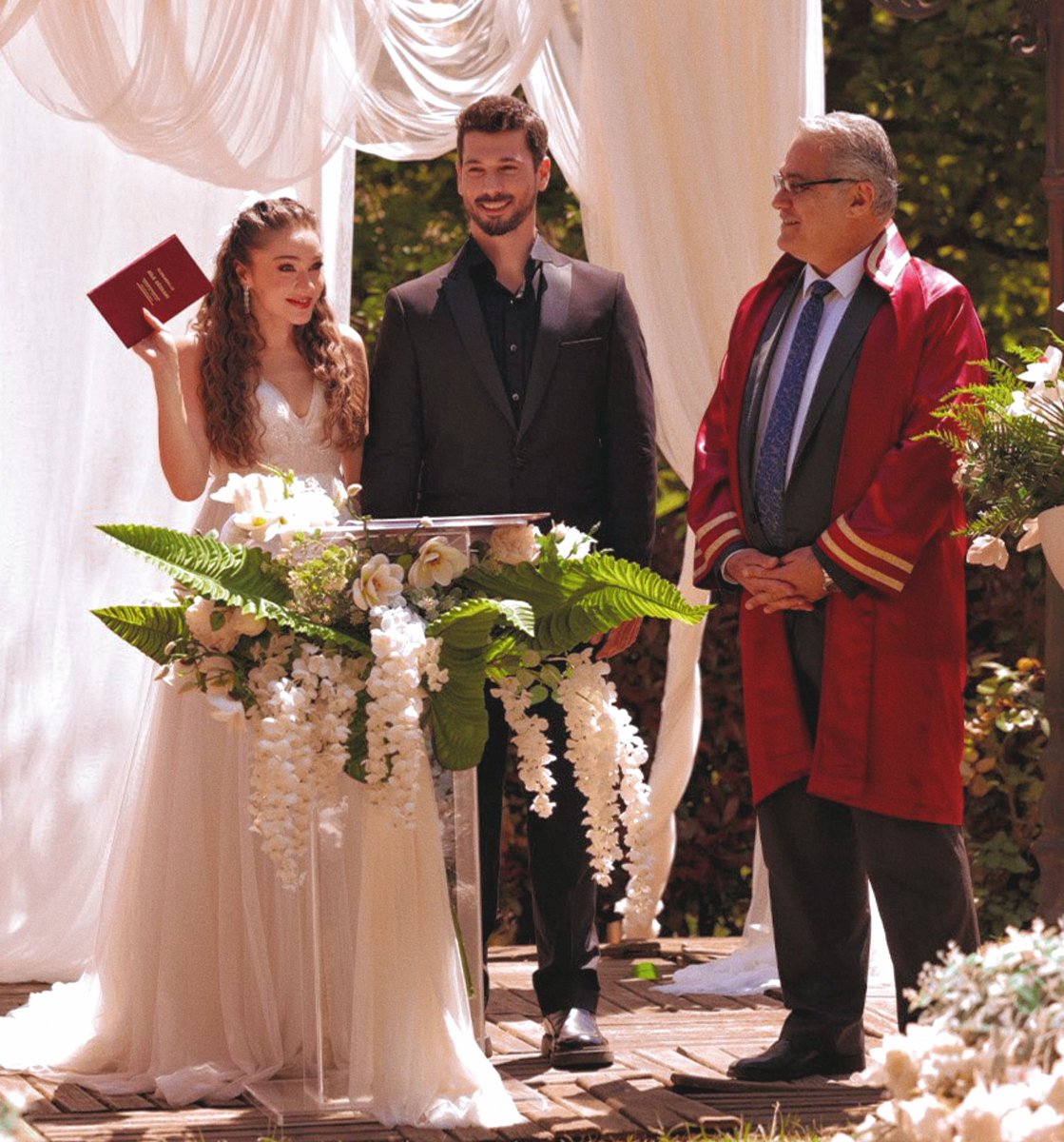 EliaCerGar28's tweet photo. I'll stick with this ❤️‍🩹🥺
#HudutsuzSevda #HalZey
#MirayDaner #DenizCanAktaş https://t.co/R8sayGvvnY
