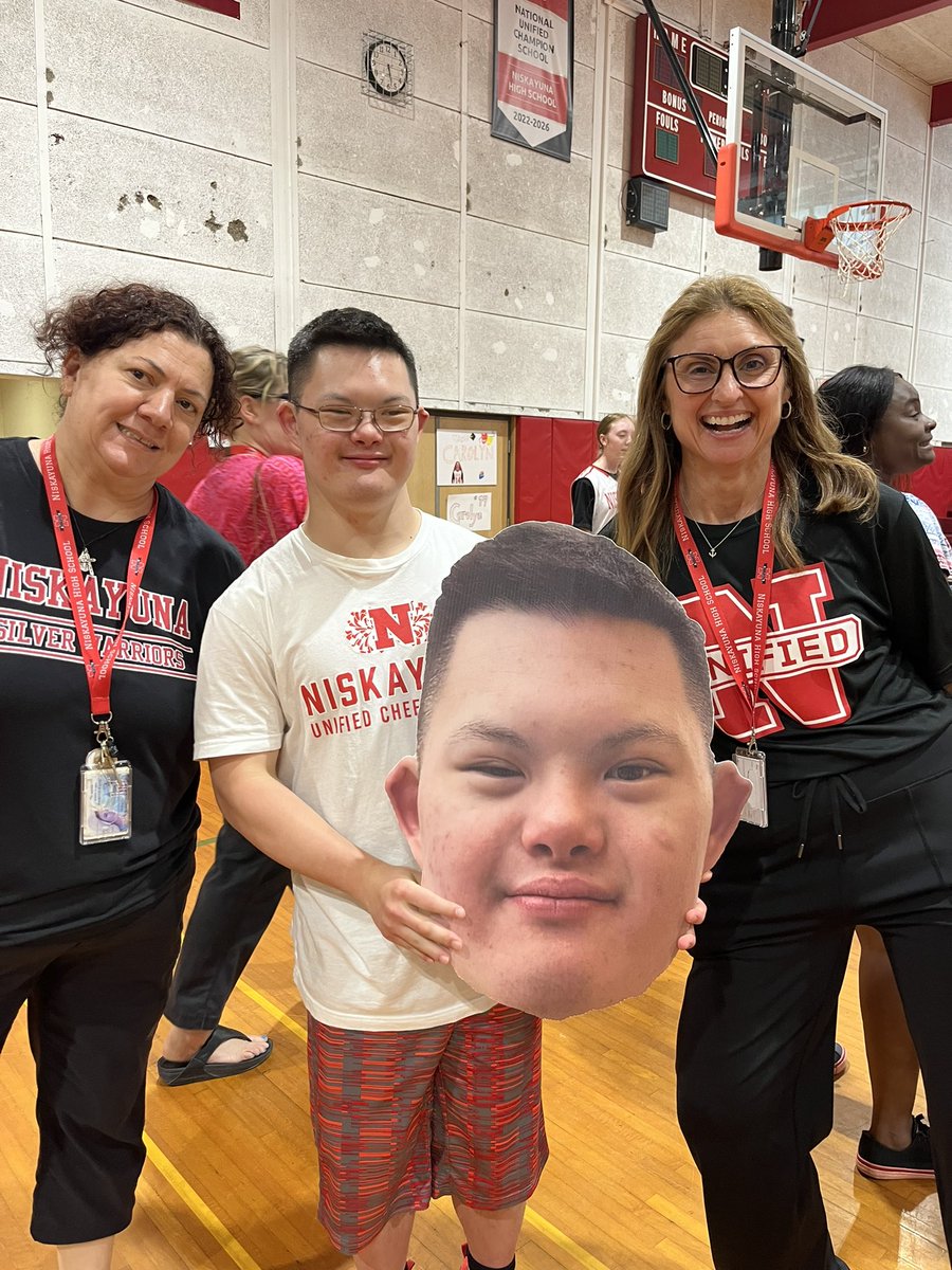 WeRNISKYUnified's tweet photo. Senior night win for these guys. 11 Seniors celebrated tonight! Best of luck on all of your future endeavors! https://t.co/C1knWC7J1K