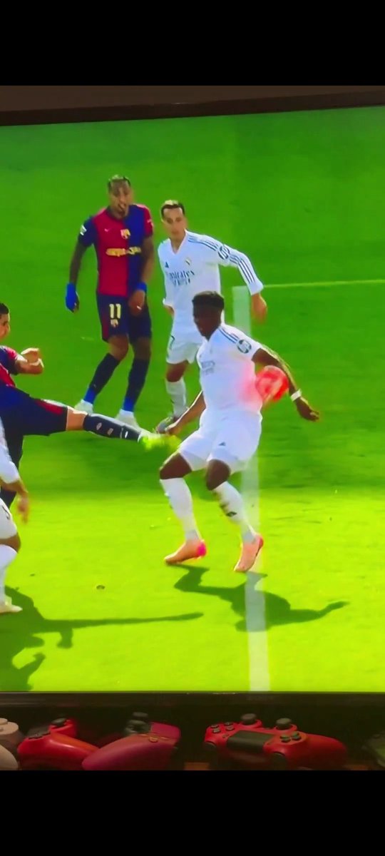 RaffaeII's tweet photo. @Cr7stianismo_ Es roja clarísima, lo ve de reojo y cierra el puño. tu odio te nubla el criterio. Y eso es lo que diferencia a nuestra gente de los tuyos. Para beneficiados siempre los del Madrid y así con ayudas y todo tienen su nadaplete https://t.co/uxQSZUfVCj