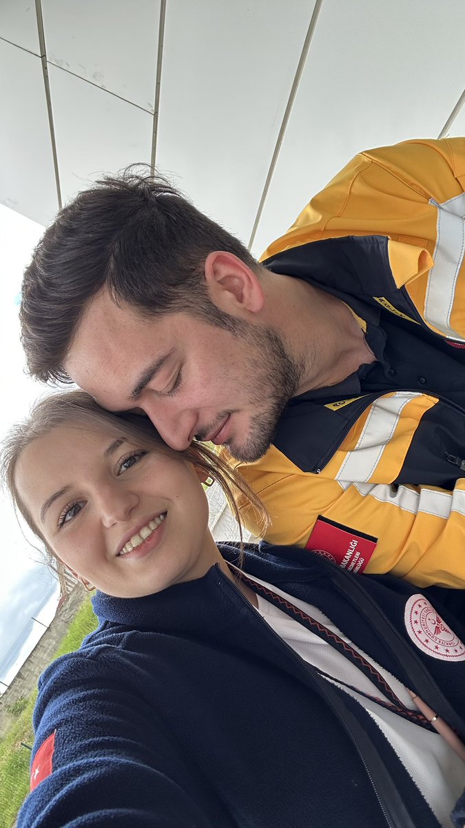 Yaşım henüz yirmilerde, sana kırk senedir aşığım.