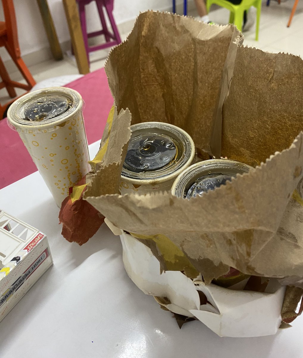 28_paoli's tweet photo. @McDonaldsCol ya es hora de mejorar la forma en que empacan las bebidas. https://t.co/2p6TiVAiKM