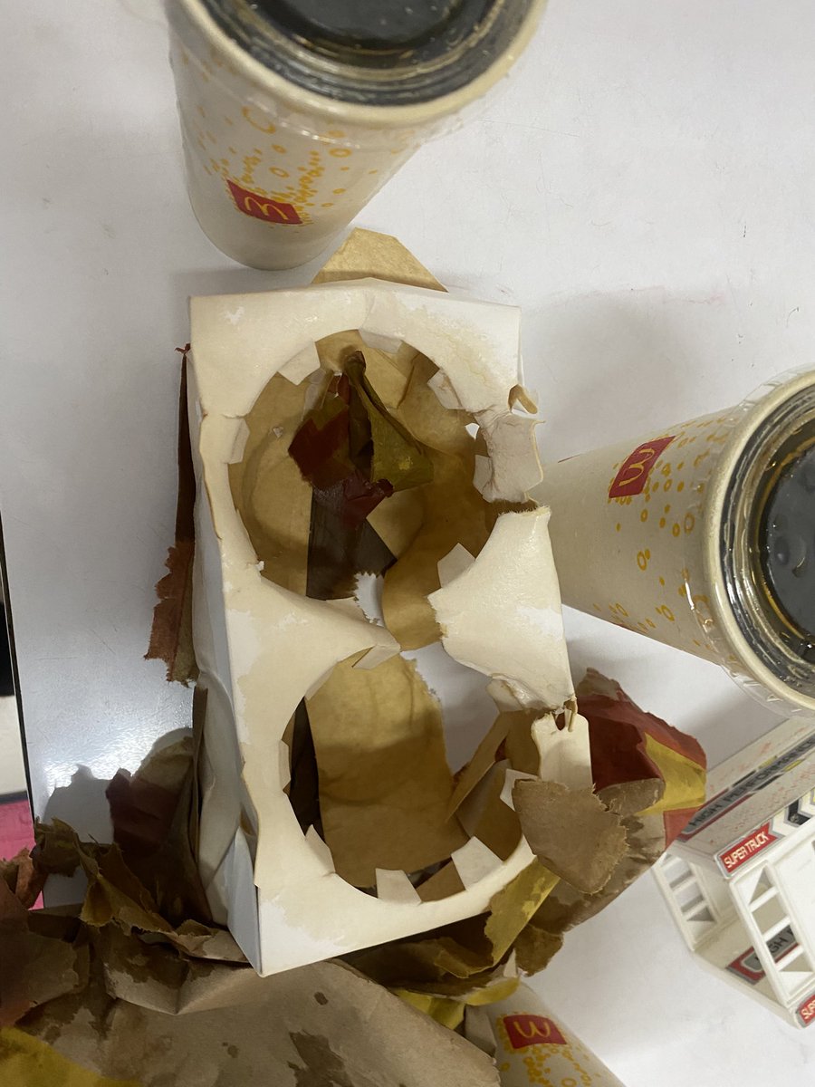 28_paoli's tweet photo. @McDonaldsCol ya es hora de mejorar la forma en que empacan las bebidas. https://t.co/2p6TiVAiKM