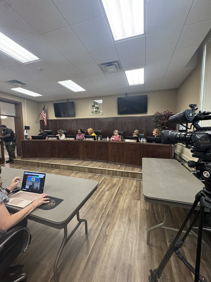 MattisonGafner's tweet image. #NEWS: The Hot Springs School District is holding an executive session meeting tonight beginning at 5 pm. I am told that it is a continuation of determining the leadership of the district following the arrest of Hot Springs Superintendent Dr. Nehus’s husband, Zachary Nehus. At…