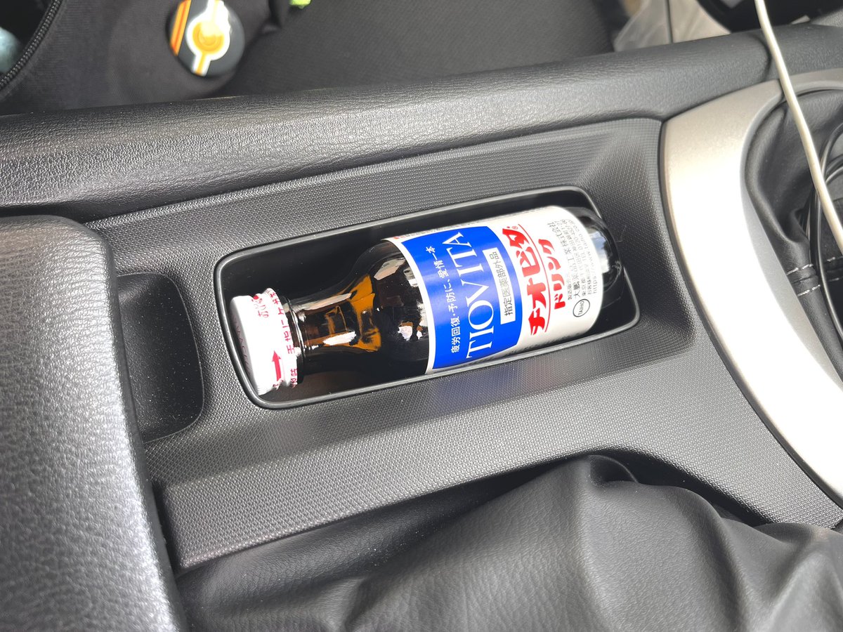 ndrdnra's tweet photo. NDロードスターのここ！チオビタドリンク入れるのにぴったりです！長距離ドライブの疲労回復のお供に是非！ https://t.co/7oBDTP03Al