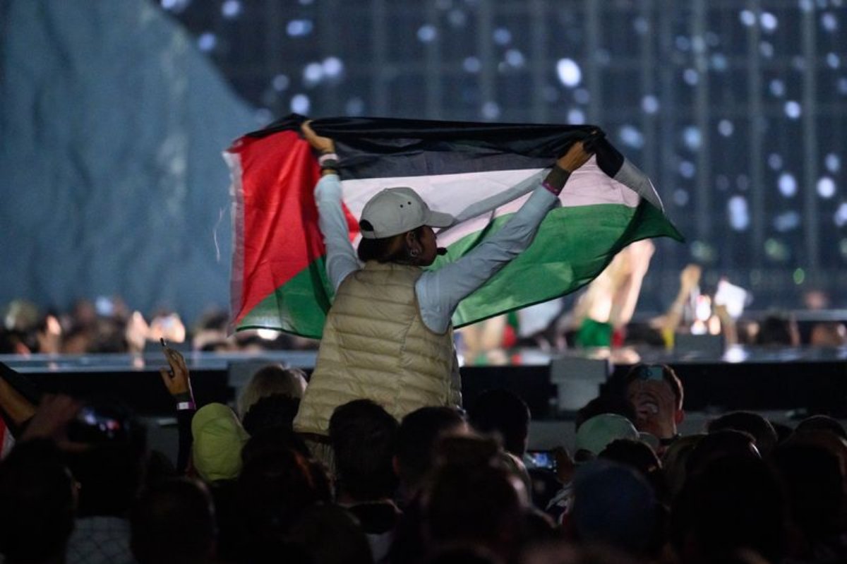 BladeoftheS's tweet photo. A fan flying the flag for Palestine at Eurovision.

Israel shouldn't even be there. https://t.co/rMOpTeQ8tc