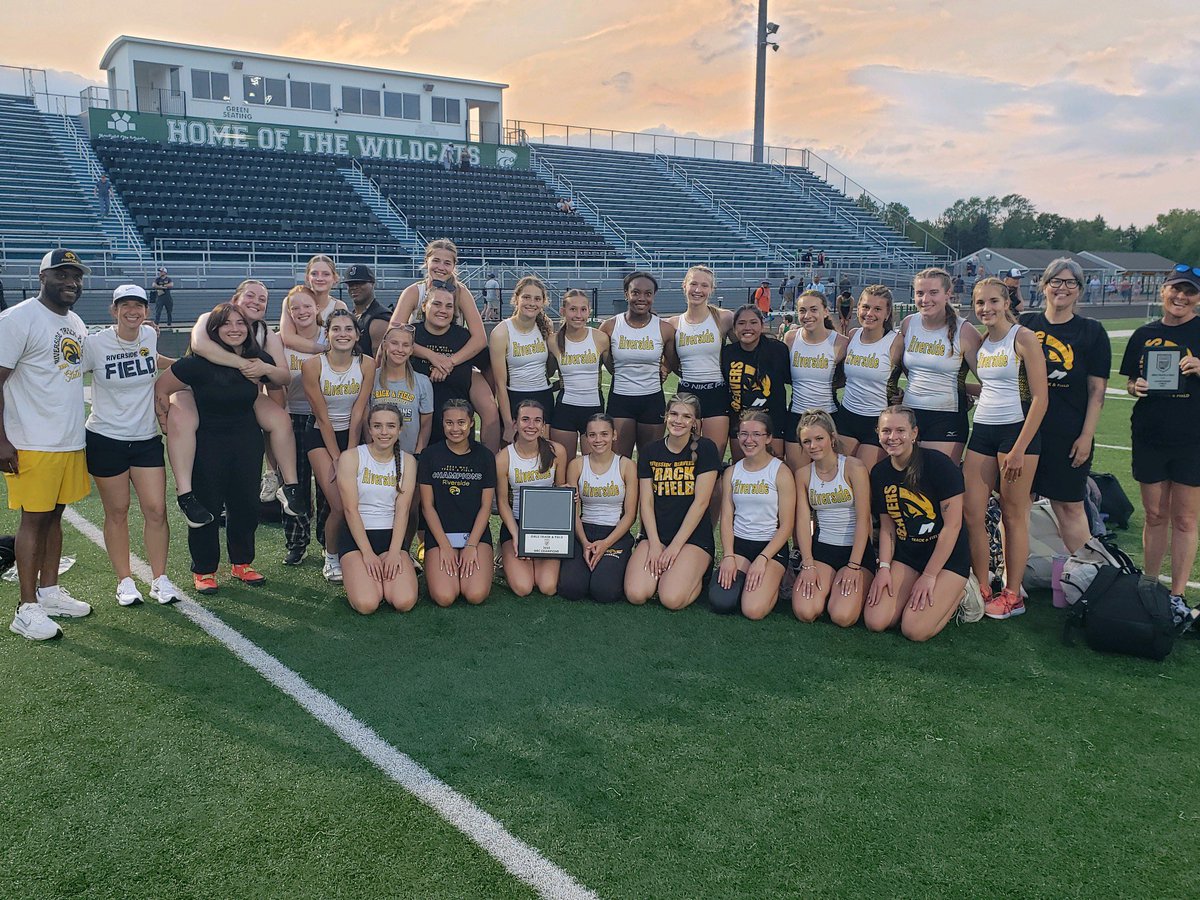 Riverside_athl's tweet image. Great day from Mayfield at WRC meet! Girls come away as champs, boys runners up. #RollSide