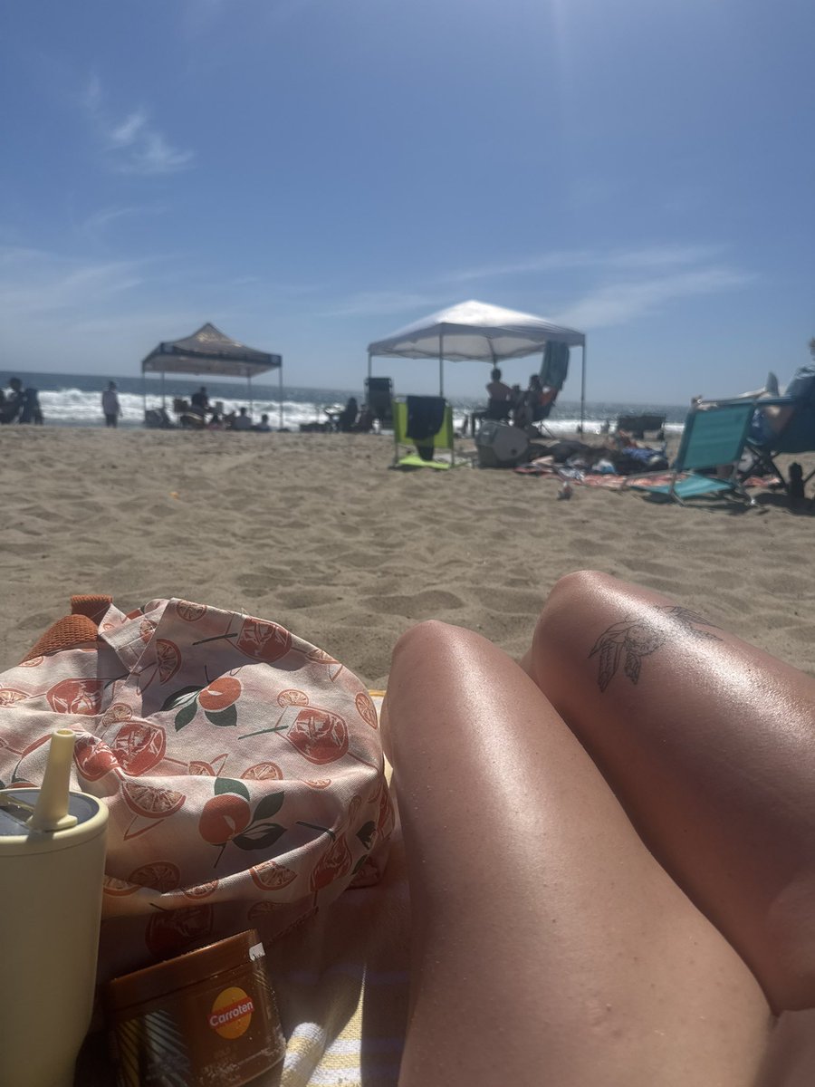 kaliigoddess's tweet photo. He didn’t pay me enough so now I’m ignoring him and at the beach :) https://t.co/0mn8KA6XZl