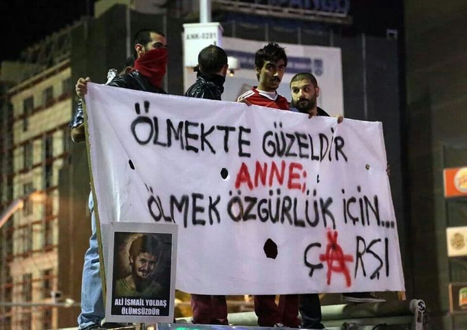 PHOTO | "Death is beautiful as well 'mother' (in red), to die for liberation"

(#Turkey - Ali İsmail Korkmaz is a tragic case for turkish socialists. He was beaten to death in a dark alley)