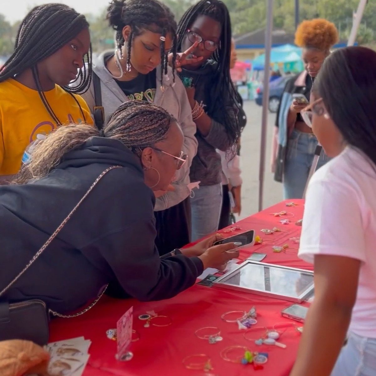 selfieshowroom's tweet photo. 📣 Calling All Vendors! 📣  
We want YOU 🫵 at DUVAL SELFIE FEST!

💖 FREE To Attend
💜 Family-Friendly Fun  
💖 Food Trucks, Prizes &amp; More  

📲 Text your category to 904.723.4599  
🔗 Register now at https://t.co/EveMbwMiwc https://t.co/o6fuTcZHW5