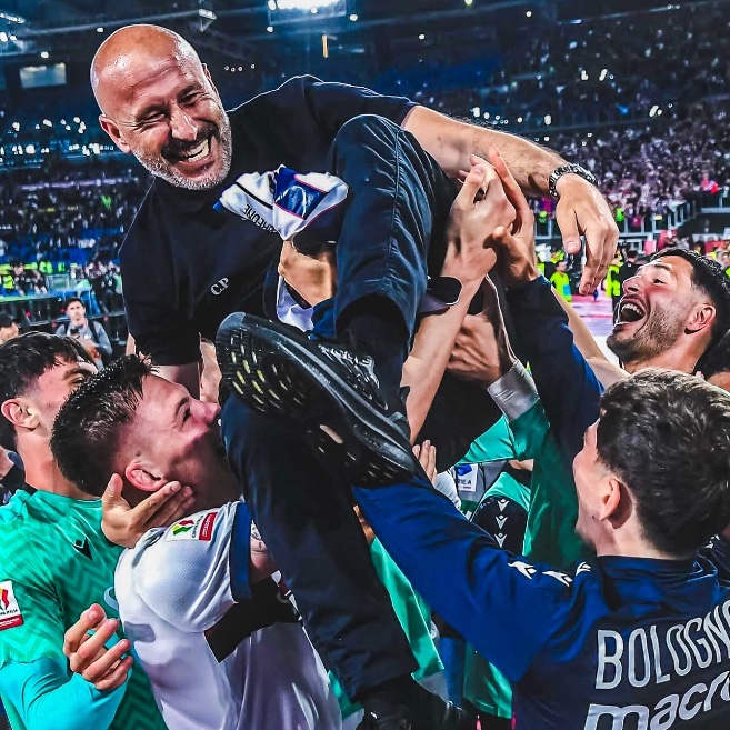 eurofootcom's tweet photo. 🇮🇹👏 Vincenzo Italiano... 

• Got Spezia promoted to Serie A in his first season and kept them up the season after

• Got Fiorentina back playing European football after a 5-year absence and got them to 2 UECL finals

• Got Bologna their first trophy in 51 years https://t.co/wqx8aRhUx9