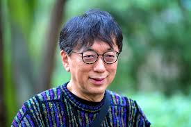 mintia_tweet's tweet photo. 【宮台真司さんとの夜、そして僕らが次に灯す火】

昨夜は、日本を代表する社会学者である
宮台真司先生（@miyadai）が楠葉に来てくださり

みんなで一緒に食事をしながら、
色んな話を聞かせていただきました。

宮台先生の知の鋭さと、言葉の重さ。
それでいて、どこか静かに、世界を見渡すようなまなざし。

それを間近で見せていただき、
とても豊かで、刺激的な時間を過ごさせていただきました。

そんな宮台先生ですが、
最後の方で、こんなことを仰っていました。

「もう、学者が世の中を変える時代は70年代で終わったんだ」

・・・と。

宮台先生のこの言葉は、決して絶望によるものではなく、

むしろ、それでも世の中を変えていきたいという
静かな決意がこもっていました。

1970年代と言えば、
学生運動やベトナム戦争、全共闘、マルクス主義の影響、ポスト構造主義など（※用語解説は最後にまとめます）、

「知」と「思想」が、 社会を動かす〝炎〟だった時代でした。

しかし、1980年代以降、
新自由主義（※）や消費社会（※）が進む中で、
〝深く考える知〟は、〝速くて軽い言葉〟に押し流されていきました。

この流れは、時代とともにどんどん加速します。

1990年代に入ると、「わかりやすさ」「キャッチーさ」が求められ、
テレビやマスメディアが“思想”よりも“演出”を優先するようになっていきます。

2000年代にはインターネットが一般化し、誰もが発信できる時代へ。
そうして、思想や哲学はますます“スピードの海”に沈みはじめたのです。

そして、程なくして、
「インターネットビジネス」という業界が誕生。
（僕も、学生時代に起業して、億単位のお金を稼ぐことになります。）

その後、僕は、
「SNSマーケティング」を業界ではじめて広めて、
「若い人たちが起業をする」
という流れを作りました。

これにより、SNSやYouTubeで
「インフルエンサー」として活動する人が
一気に増えました。

そうして、今や、
YouTuberやインフルエンサーの発信が、
学者の論文よりも影響を持つ時代へと変わっていったのです。

（さぁ、じゃあこの先の時代は・・・？）

宮台先生は、

今や、象牙の塔（※）でいくら勉強し、声を上げたとしても、
もう世の中には届かない

と感じられているのだと思います。

だから、宮台先生は、
学者でありながら “現場に立つ” ということをされてきました。

研究室の中だけではなく、
実際にフィールドに出て、女子高生などに取材し
リアルな声を聞いて回ったりしていたのだそうです。

その実践的なアプローチは、社会学の枠を超えて
多くの人に影響を与えたと言われています。

また、最近は、
「森のようちえん」や、小中学生向けのキャンプ、親業ワークショップなど
AIやデジタル技術では代替できない「人間らしさ」を育む場を作ったりと、

単に「論文」を書くだけでなく、
本気で教育や社会全体のあり方を問い直すための取り組みを
実践されている、

日本を代表する学者でありながらも、
60歳を超えてもなお、
「知と行動の融合」を体現しようとされている姿は、
本当にカッコ良いですよね。

さて、宮台先生との出会いを通して、
これからの時代、僕らにできることは何だろう？？と
色々と考えさせられました。

僕は、2011年（学生時代）に起業して、
これまで数万人のお客さんがいて、
色んな人のストーリーを作ったり、
「情報発信」を教えてきました。

その中には、今、超有名になっている人もたくさんいます。

僕が当時からずっと言ってきたのは、

「これからの時代、難しい話を翻訳できる人間（架け橋となる人間）が求められるんだ」

ということです。

この考えは、今も変わらず持っています。

これができるようになるためには、

本質的なこと（抽象度の高いこと）を理解する知性と、

それを言語化する翻訳能力（表現力）の両方が必要です。

ただバズればいい、目立てばいいという時代は、もう終わりつつある。
表面的な発信は、すぐに消費されていくからです。

これからは、むしろ逆。

・深い思想（知）を持ち
・それを翻訳し
・誰かの希望に変える

そんな〝知と魂の媒介者〟こそが、
これからのリーダーになっていくと、僕は思っています。

確かに、
「拡散力」
は大事かもしれません。

しかし、それ以上に、
「浸透力」「感化力」
が大事だったりします。

数字ではなく、信頼。

表面的な光ではなく、内側に灯る火を。

僕らが、そういった存在になって、
色んな業界を繋いでいけるようになったらいいなと思っています。

いつか、業界の枠を超えて
多くの人が手を取り合っていける世界を作りたい。

経営者も、インフルエンサーも、アーティストも、クリエイターも、

全員が協力して、「集合知」を作って、

一緒に世の中を変えていく。

そんな時代が、近い未来に必ず来ます。

宮台先生ほどの方が、
若い人たちが集まる場に来てくださり、
夜中まで語ってくださったこと。

そして、僕らの活動を見て、

「本当にすごいことをやってる」
「希望を感じた」

と言ってくださったこと。

これは、本当に意義のあることだし
嬉しかったですね。

僕らも、勇気をもらえたし、

今後も定期的に来てくださるそうなので、

一緒に、世の中を変えていけるよう

協力していけたらなと思います。

僕らも、宮台先生の知の灯に照らしていただきながら、

引き続き、知性を磨きながら、

表現力（発信力）を身につけていけるよう、

日々精進していきたいですね。

世の中を変えるのは、特別な誰かではなく、
静かに言葉を磨き続ける一人ひとりの想いかもしれません。

僕も、大学生の時、
「自分なんかに、何ができるんだろう？？」
と思っていた時期がありました。

でも、起業して、多くの人を集め、
気づいたら、時代を変えるような流れが生まれていて、

「本当に、自分たちが世界を変えることができるんだ」

と希望を持てるようになりました。

言葉の奥に火を灯して、
これからも、歩いていきましょう。

その足もとに──まだ見ぬ誰かの希望が、
そっと芽吹いていくと信じて。

＜文中用語解説＞
⚫️学生運動
若者が「この社会はおかしい！」と声を上げた1960〜70年代の運動。
僕の母校の京都大学でも「京大闘争」として伝説になっています。

⚫️ベトナム戦争
アメリカが介入した泥沼の戦争。世界中の若者が「戦争反対！」と声を上げ、
そのうねりが、学生運動の火をさらに大きくした背景にも。

⚫️全共闘
「全学共闘会議」の略で、大学を超えて学生たちが団結し、社会に異議を唱えた運動。
授業を止めてキャンパスを占拠するなど、かつての日本を揺るがした象徴的存在。

⚫️マルクス主義
資本主義社会の格差や搾取に対して、「みんなが平等に生きる仕組みを」と訴えた思想。
弱者の声をすくいあげるための視点として、多くの学生や知識人に影響を与えました。

⚫️ポスト構造主義
「常識や正しさって、誰が決めたの？」と問い直す思想の流れ。
性別・国・文化などの“当たり前”を解体して、もっと自由に生きる可能性を示します。

⚫️新自由主義
「競争こそが社会を強くする」という考え方で、国の支援よりも市場原理を重視。
成果が出せない人が取り残されやすく、格差の拡大にもつながる仕組み。

⚫️消費社会
「何を持っているか」が「誰か」であるかよりも重視される社会。
内面よりもブランドや流行が評価される“物で心を満たす”価値観が広がりました。

⚫️象牙（ぞうげ）の塔
学者や研究者が社会から離れて、理論だけを語る場所のたとえ。
「現場の声」と切り離された知では、もう時代は動かせない──そんな問いを含んでいます。