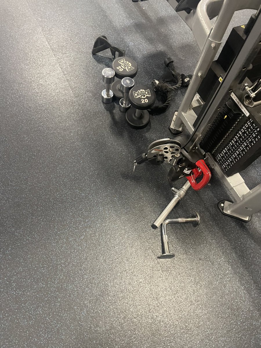 stevesninthlife's tweet photo. Yeah bro, just leave all your shit out. Go eat your dry, unseasoned chicken and hit Chipotle when mom Venmos you $20. Go flex in the mirror your mid ass physique so you can finally get over your ex. #RERACKYOURWEIGHTS #GRUMPY https://t.co/CvC5bOFKMo