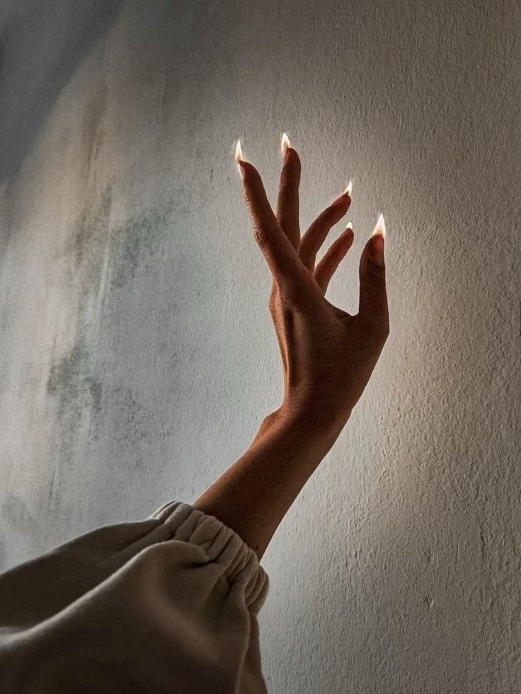 Es cierto eso que dicen de que los verdaderos amigos se pueden contar con los dedos de una mano… y a veces te sobra uno o 2 

No confundas compañía con distracción. No idealices. No todos los que se acercan quieren verte crecer… algunos solo quieren presenciar tu caída. Y peor: