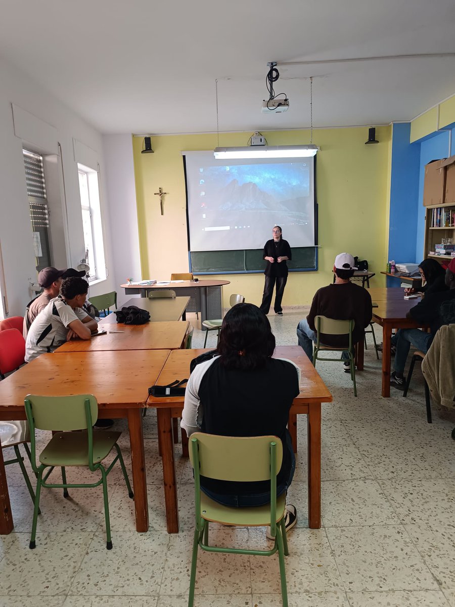 En el curso de “Operaciones básicas de restaurante y bar”, los alumnos han recibido formación para acreditar formación recibida en el IACP, así como de informática y certificado digital.
Circuito de formación comunitaria “Todos formamos parte”, Gracias a <a href="/FundlaCaixa/">Fundación ”la Caixa”</a> .