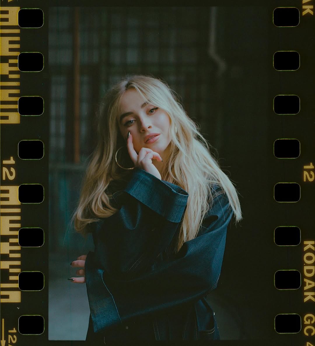 SCANews_'s tweet photo. 📸| Photos of @SabrinaAnnLynn from her a cappella performance of "Sue Me" in 2019. https://t.co/2jyxwMra7W
