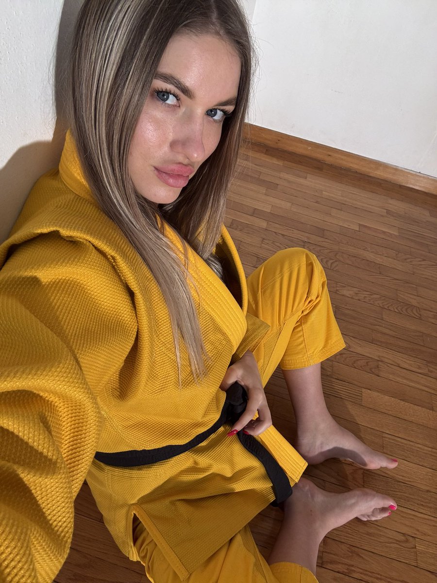 Sweet_Aura_'s tweet photo. gorgeous karate girl, during a break between filming🎬🌟Does a yellow kimano suit me?💛🥋
#sessionfeet #feetfetısh #feetworshi̇p #feetgirls #footfetısh #karatefeet #feetmodel https://t.co/vW7gGLNAiu