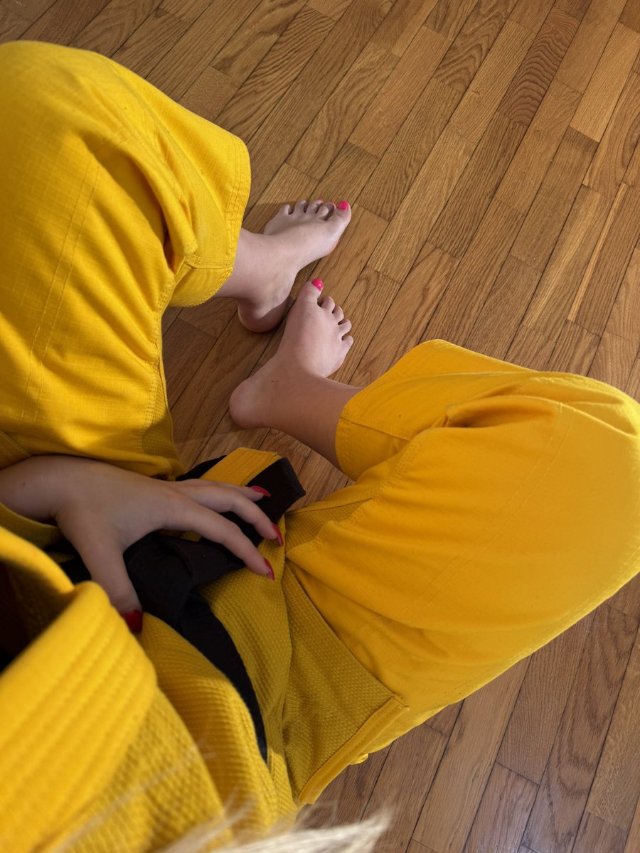 Sweet_Aura_'s tweet photo. gorgeous karate girl, during a break between filming🎬🌟Does a yellow kimano suit me?💛🥋
#sessionfeet #feetfetısh #feetworshi̇p #feetgirls #footfetısh #karatefeet #feetmodel https://t.co/vW7gGLNAiu
