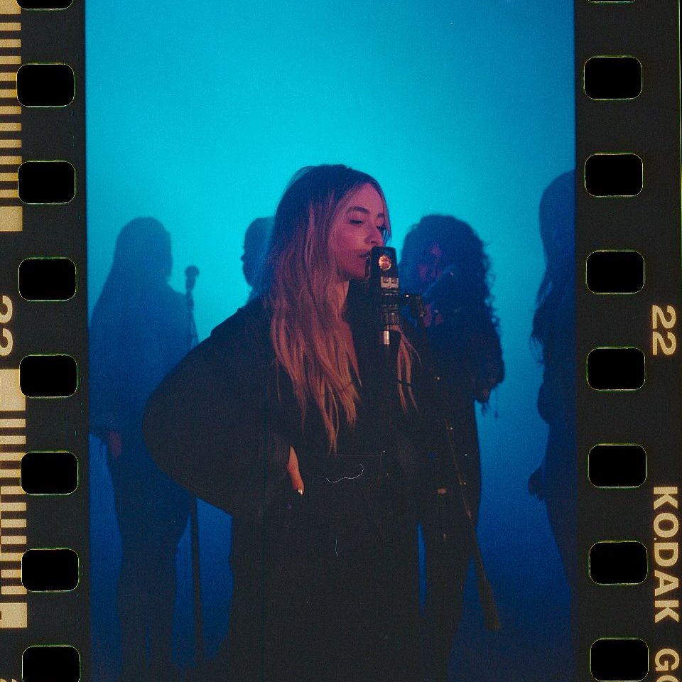 SCANews_'s tweet photo. 📸| Photos of @SabrinaAnnLynn from her a cappella performance of "Sue Me" in 2019. https://t.co/2jyxwMra7W