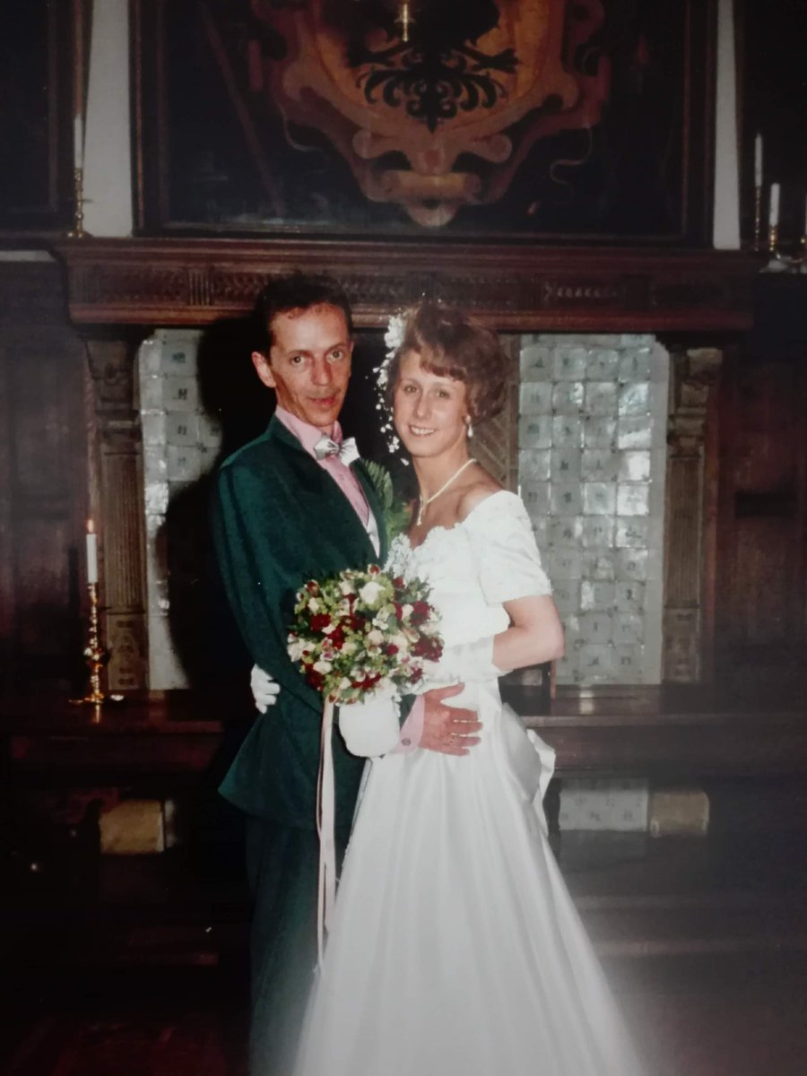 SylsLife's tweet image. 16 mei 1994 ~ 16 mei 2025...
Vandaag 31 jaar getrouwd, maar eigenlijk niet meer 💔

"Tot de dood ons scheidt" is iets waar je niet aan wil denken als je trouwt, maar dat is nu de rauwe werkelijkheid...

Ik zal 'n roos bij je urn zetten 🌹
#rouw om #mijnlief