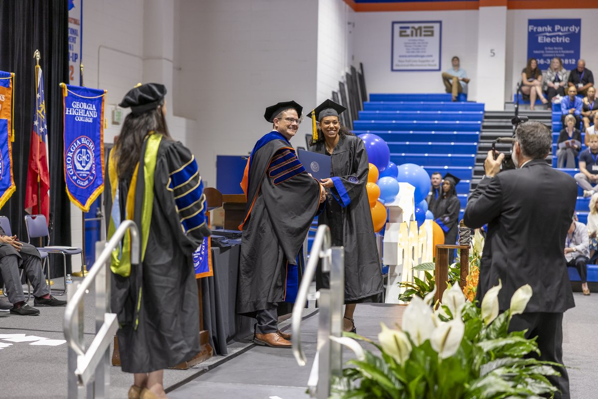 Watch the 6:30PM commencement livestream here: youtube.com/live/vFxcnm1pE…