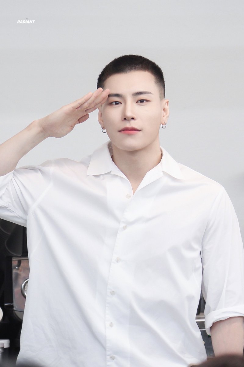 Bijou_0108's tweet photo. 250510 역조공 팬미팅 (히든)   

오늘부터 시작이구나 • ᴗ •̥ ˳ ˳ 
마지막 내 군인가수 충 떵 ! 🫡 🩵 
건강히 잘 보내보자 화이팅🍀 

#JBJ95 #상균 #김상균 https://t.co/AIOH2TteKj